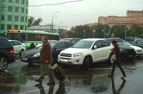 Moscow traffic 2012 rain Mercedes