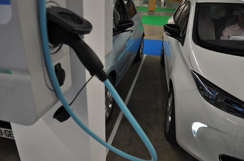 Renault ZOE electric car charging Paris 2014